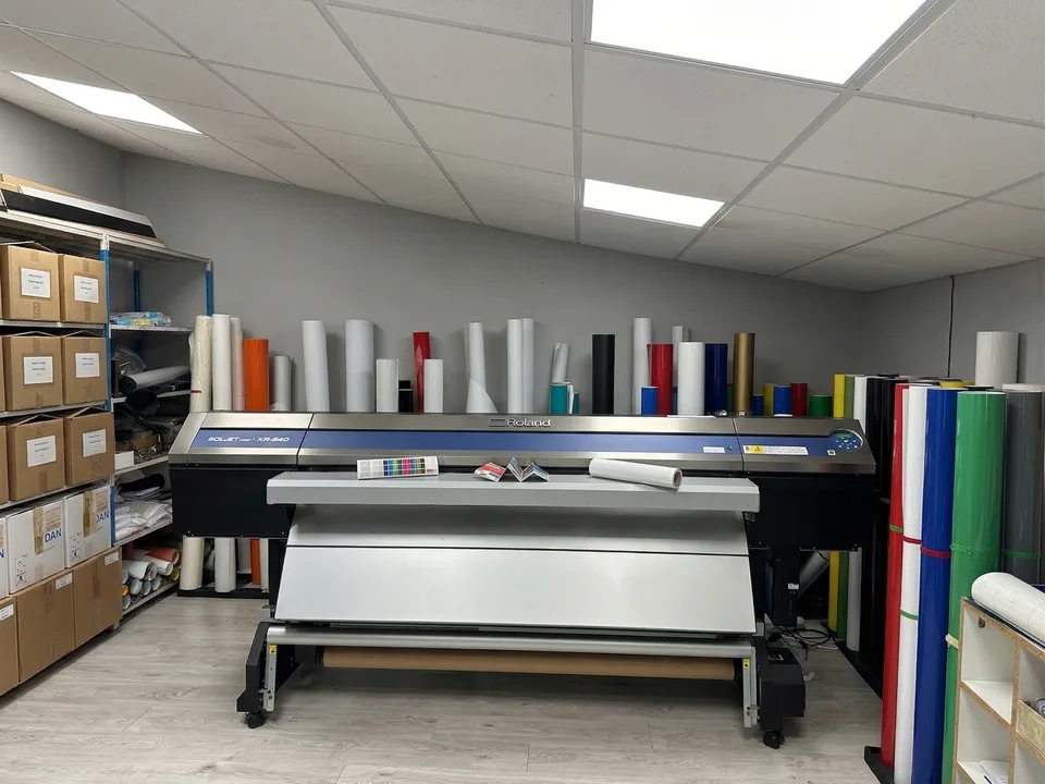Atelier impression grand format L'AR Communication — imprimante Roland grand format