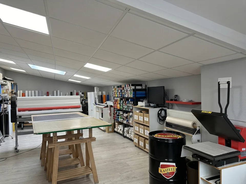 Atelier textile L'AR Communication — presse à chaud, découpe et production