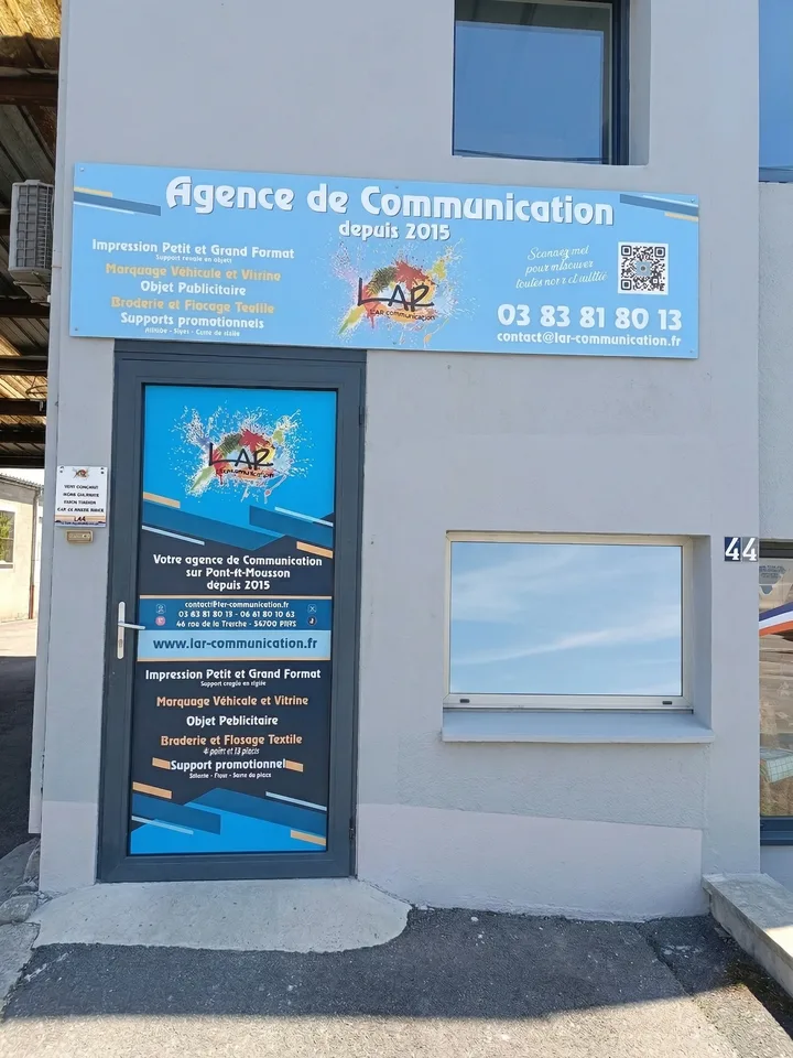 Façade et entrée de L'AR Communication — 44 Rue de la Treiche, Pont-à-Mousson