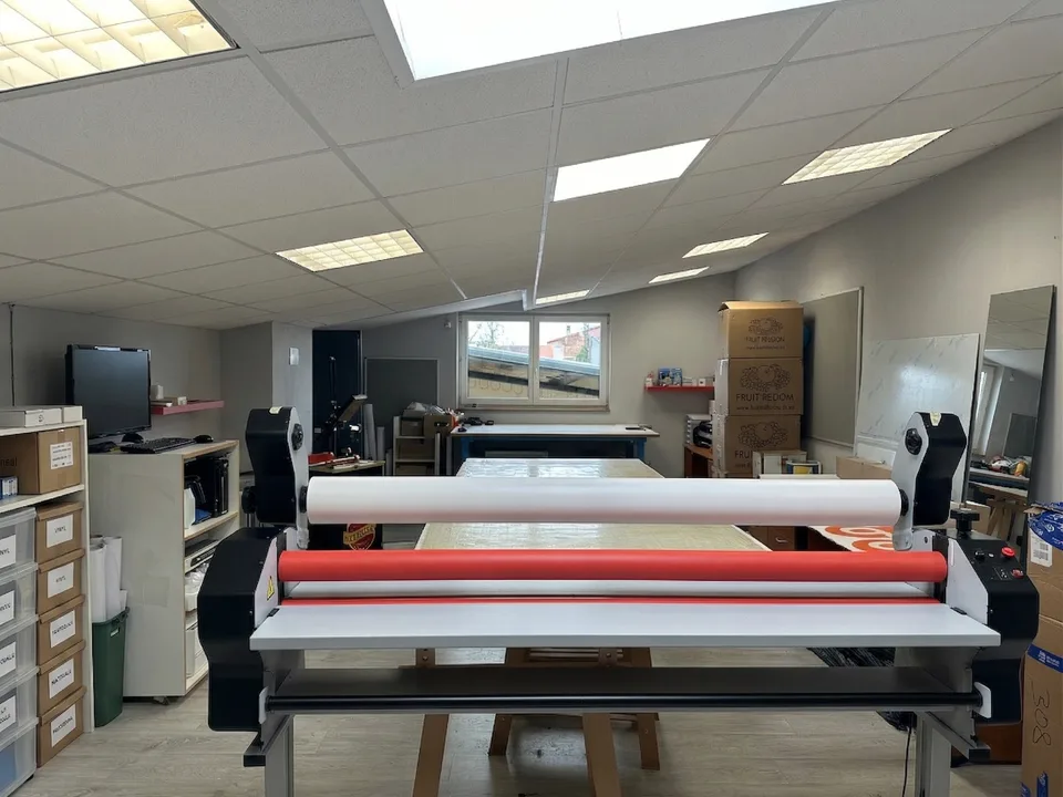 Laminateur professionnel L'AR Communication — finition et protection des impressions