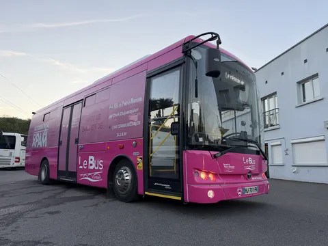 Bus Octobre Rose PAM du réseau Le Bus — habillage réalisé par L'AR Communication