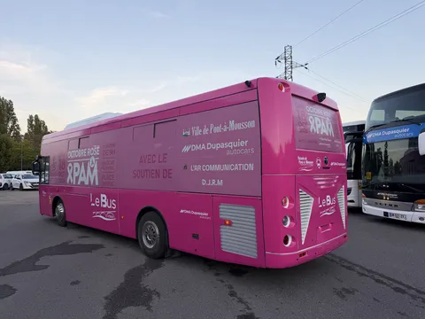 Flanc droit du bus Octobre Rose PAM et soutiens de l'opération