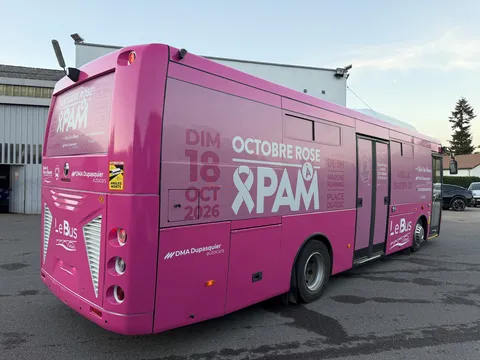 Flanc du bus Octobre Rose PAM avec la date du dimanche 18 octobre 2026