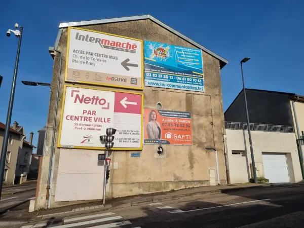 Panneaux publicitaires grand format multi-clients